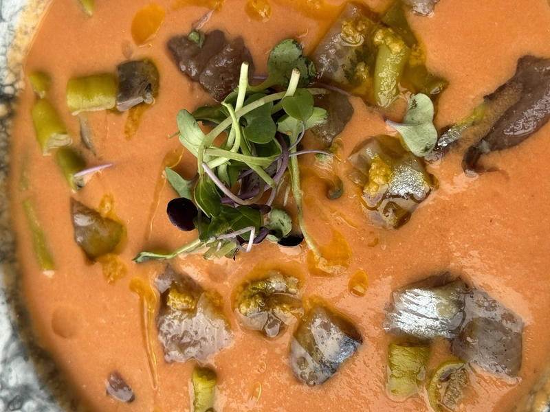 Salmorejo con Sardina ahumada, brotes y piparra encurtida